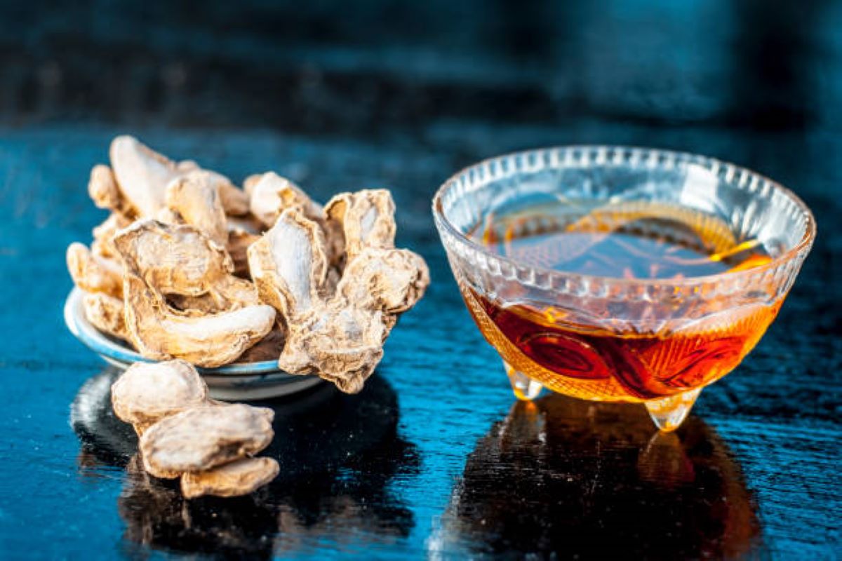Dry Ginger and Honey Benefits: शहद में सोंठ मिलाकर खाने से सेहत को मिलते हैं ये अद्भुत फायदे, खांसी-जुकाम की समस्याओं के लिए है रामबाण