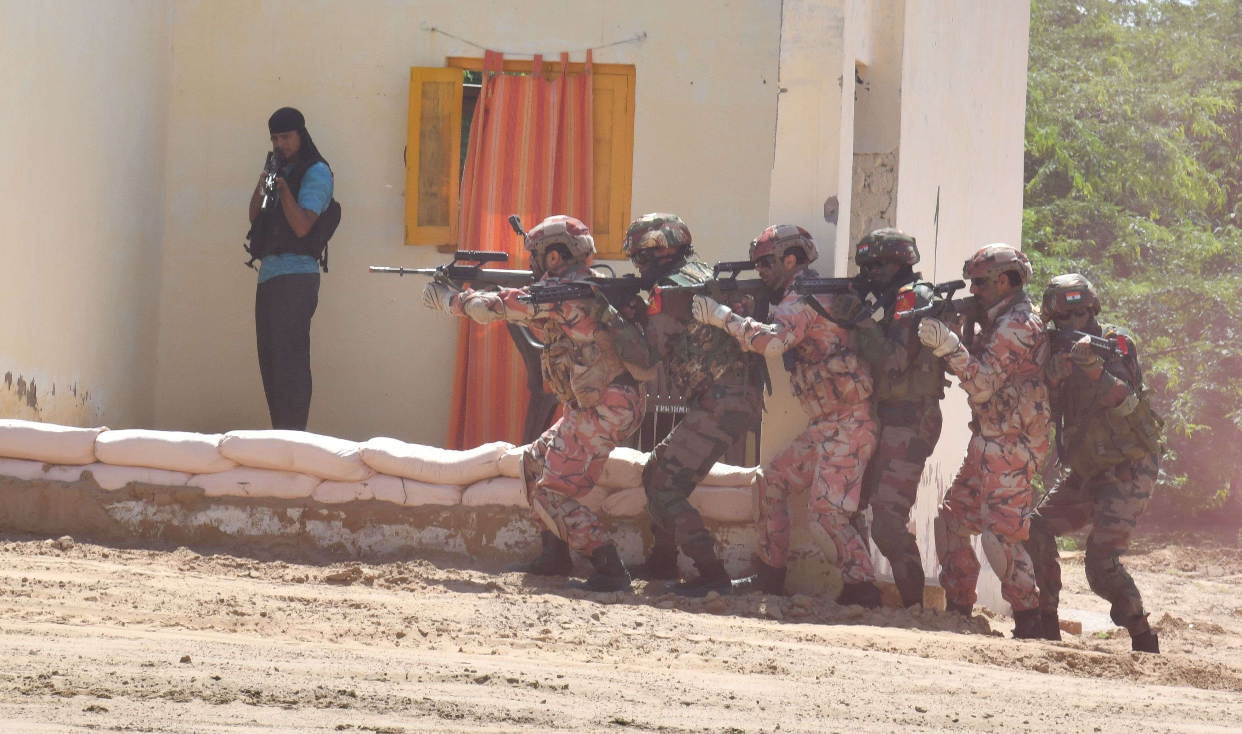 महाजन के धोरों में भारत- ओमान सेना का संयुक्त युद्धाभ्यास, देखें PHOTOS