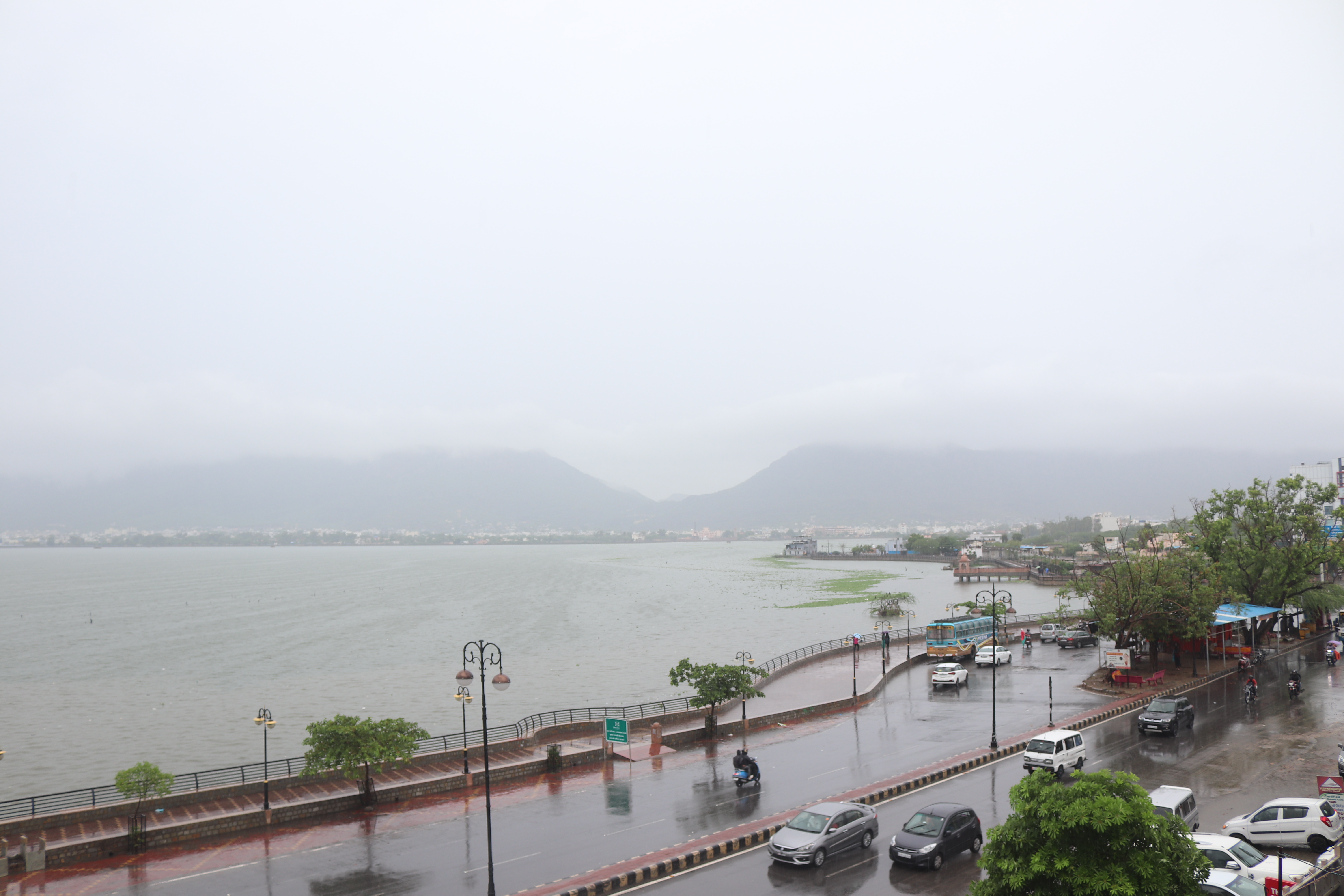 Rain in Ajmer: शहर में रुक-रुक कर बरसात, मौसम में ठंडापन