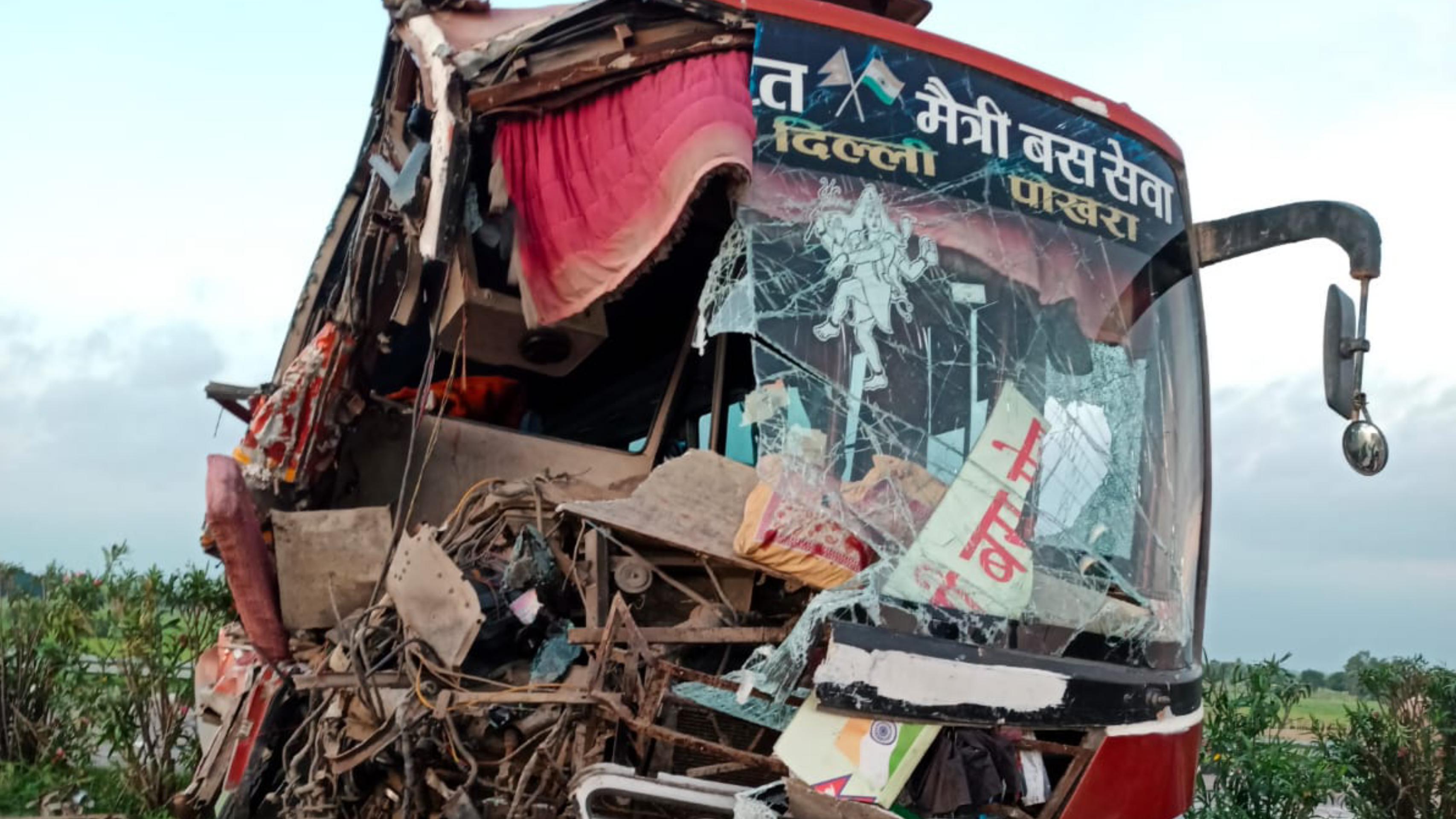 नेपाल-भारत मैत्री बस सेवा दुर्घटनाग्रस्त, दो दर्जन घायल