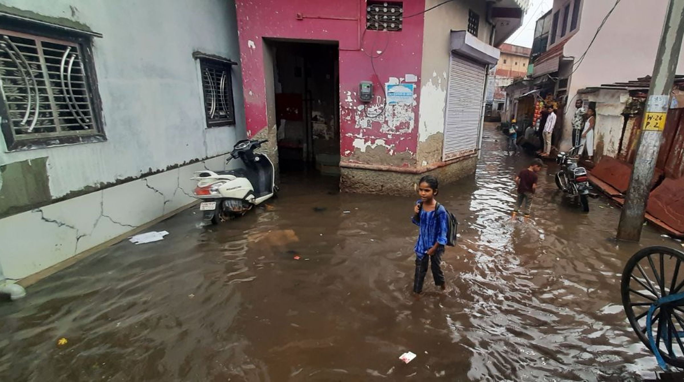 VIDEO: करौली में झमाझम बारिश के बाद इस इलाके का रास्ता हुआ लबालब...देखें वीडियो...