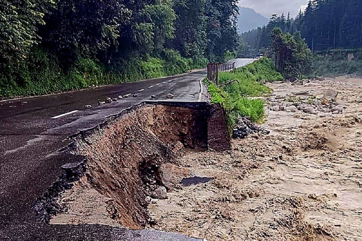 Himachal Pradesh News: One Woman Dead, 4 Injured After Landslide in Runpu Village of Rampur