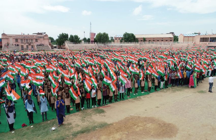 चार हजार स्कूलों के बच्चों ने देशभक्ति गीतों का किया सामूहिक गायन