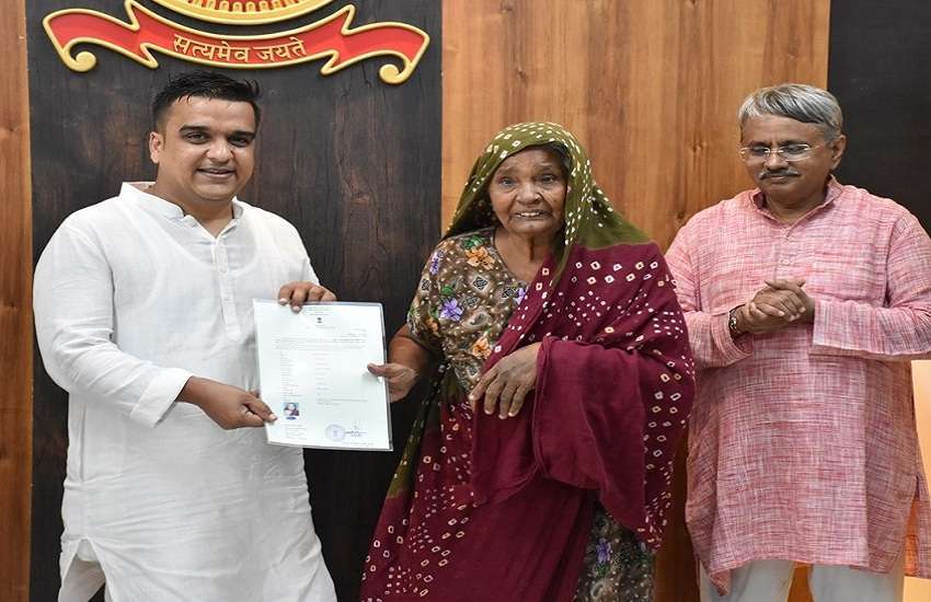 राजकोट में 24 लोगों को सौंपे भारतीय नागरिकता के प्रमाण-पत्र