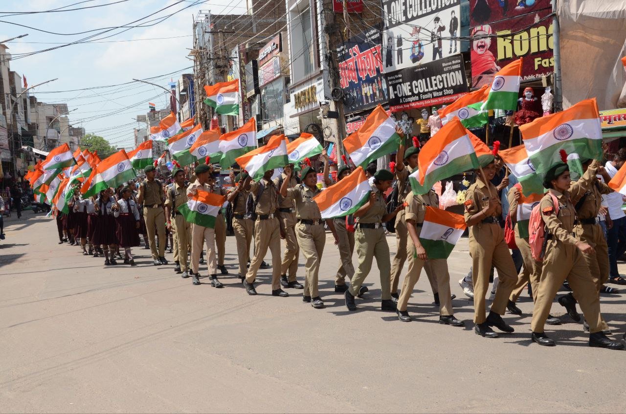 SriGanganagar आ​खिर लहराया हर घर तिरंगा, घरों- दुकानों पर झंडे लगाने की हौड़