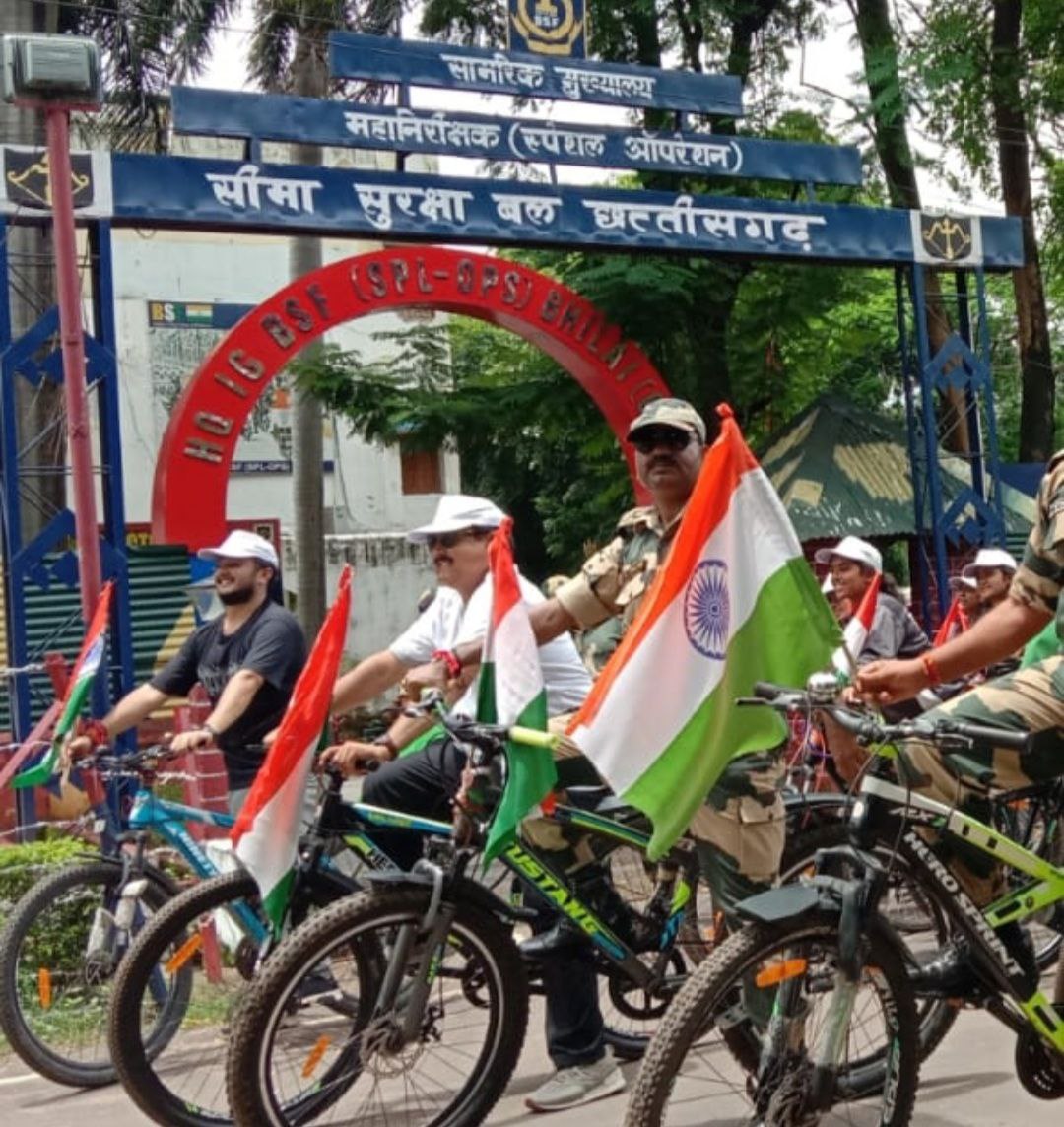 छात्रों के साथ बीएसएफ BSF के जवानों ने निकाली साइकिल रैली