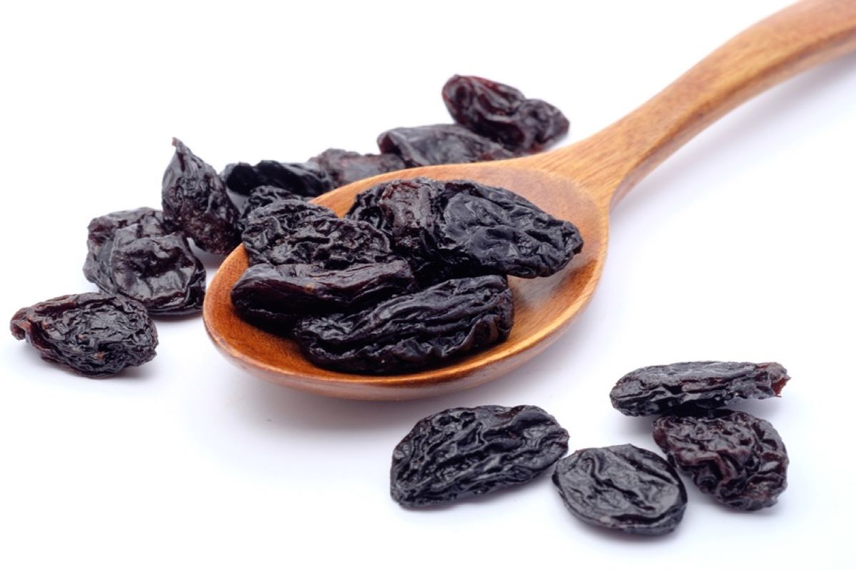 Black Raisins Benefits: काली किशमिश सेहत से लेकर स्किन से जुड़ी समस्याओं को करता है दूर, जानें अन्य फायदे