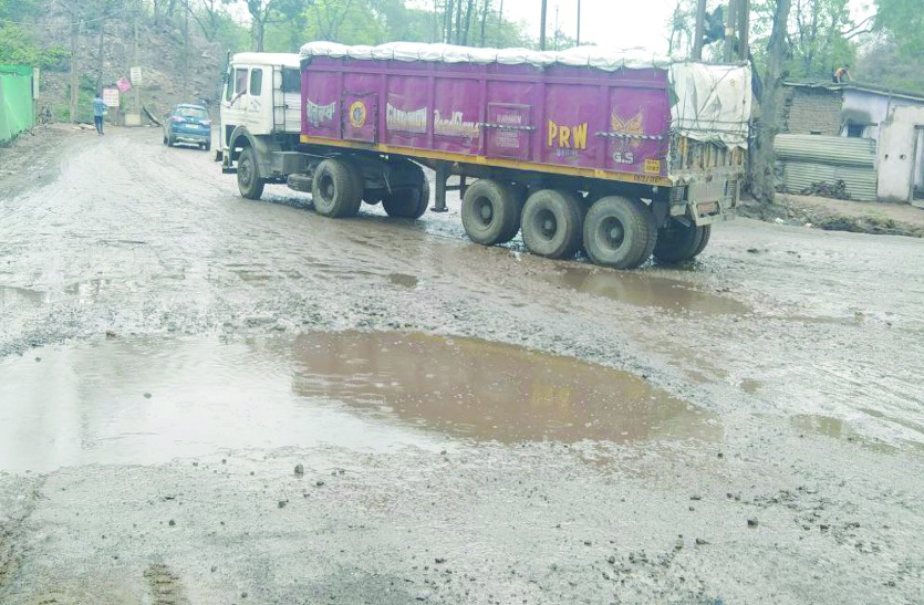लगातार हो रही वर्षा से उर्दना-घरघोड़ा मार्ग गड्ढे में तब्दील