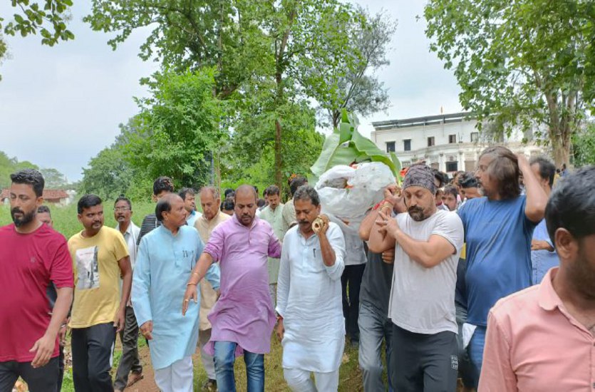 वीरभद्र सिंहदेव के अंतिम संस्कार में शामिल हुए मंत्री-विधायक, दुर्ग-अंबिकापुर ट्रेन से गिरकर हुई थी मौत