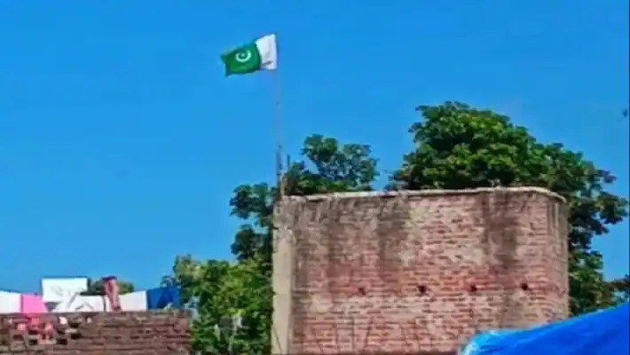 घर पर फहराया पाकिस्तानी झंडा, लोगों का फूटा गुस्सा तो एक्शन में आई पुलिस, जानिए पूरा मामला
