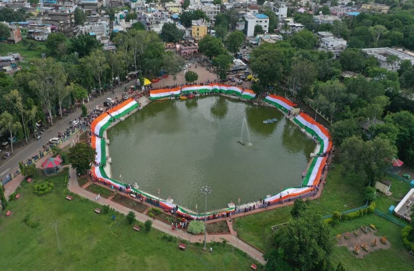 Video 22 हजार वर्गफीट के ध्वज से ऐतिहासिक झाली तालाब रंगा देशभक्ति के रंग में