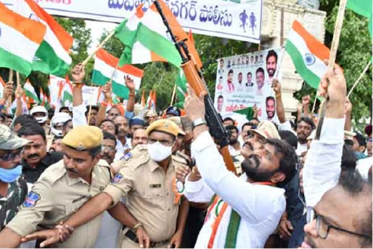 Telangana: फ्रीडम फॉर रैली के कार्यक्रम में तेलंगाना के मंत्री ने पुलिस की बंदूक से हवा में की फायरिंग, चारों तरफ से घिरने पर दी सफाई