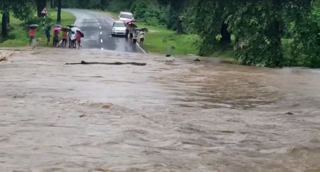 आफत की बारिश : बालाघाट-नैनपुर नेशनल हाइवे का टूटा सड़क सम्पर्क
