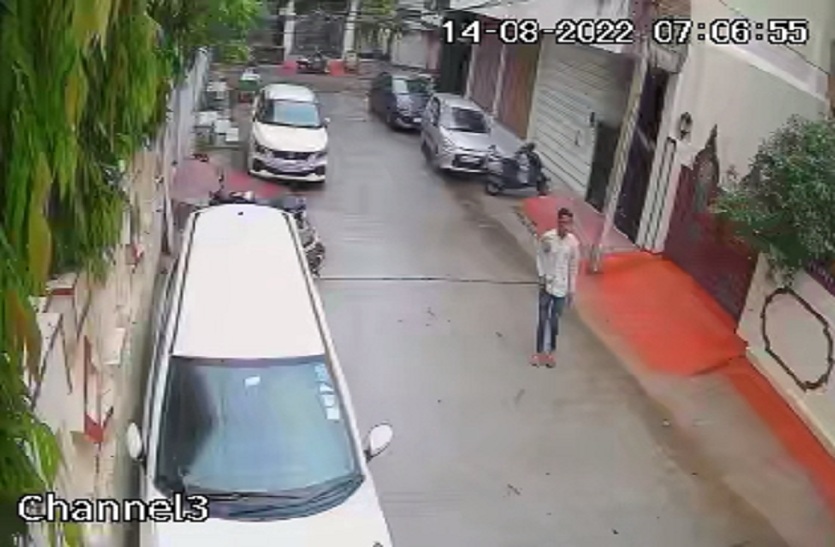CCTV में कैद हुए मोबाइल चोर, पुलिस कर रही तलाश