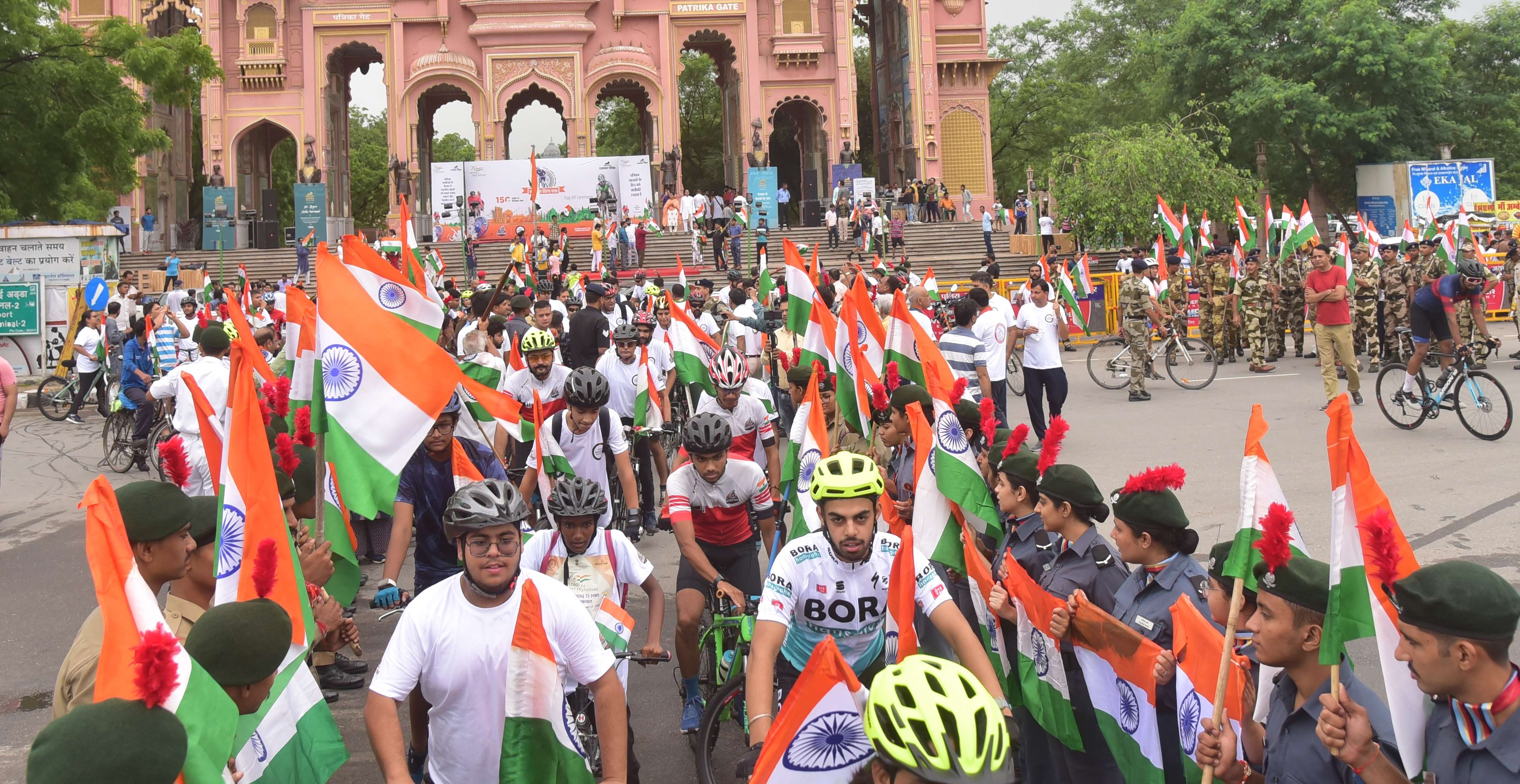 आजादी का अमृत महोत्सव: पत्रिका के आह्वान पर उमड़े लोग, देशभक्ति से जज्बे से सराबोर हुआ पत्रिका गेट
