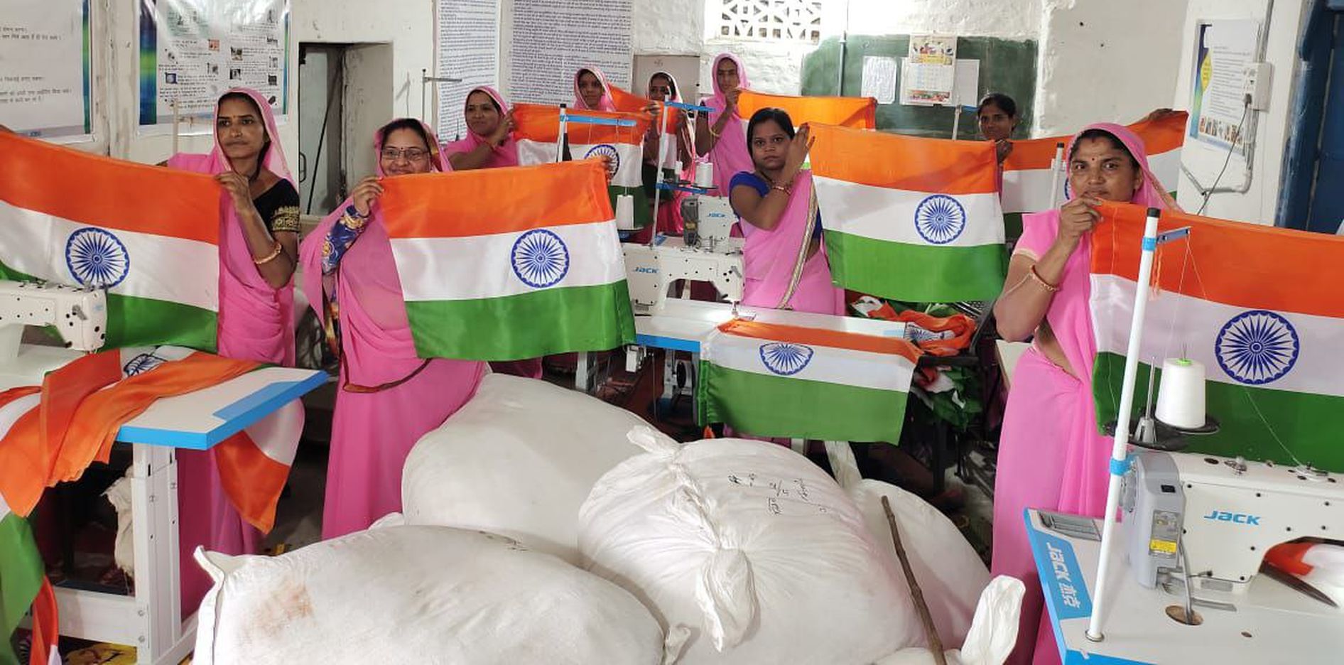 हर घर तिरंगा अभियान: इन महिलाओं ने मिलकर तैयार किए लाखों राष्ट्रीय ध्वज