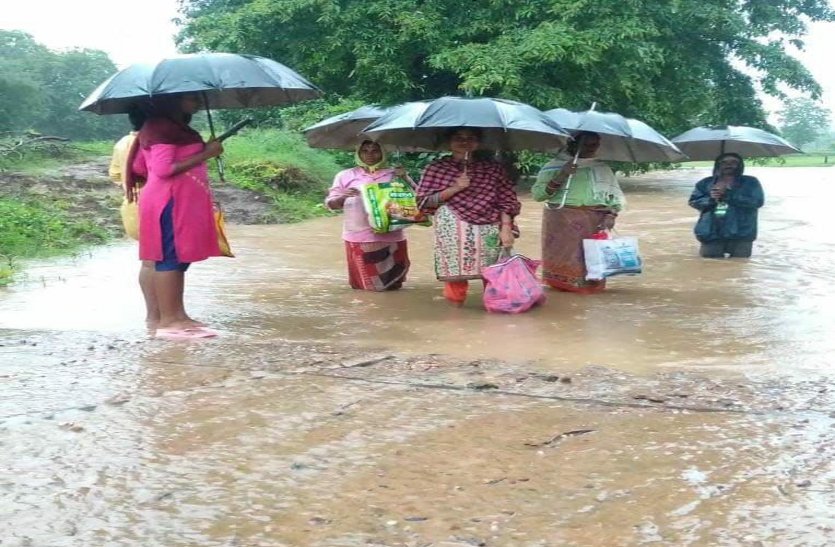लगातार हो रही भारी बारिश से मुड़पार में नाले से 6 फीट ऊपर बह रहा पानी, ग्रामीणों का मुख्य धारा से संपर्क टूटा