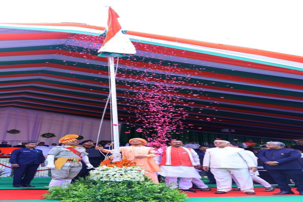 चेहरे पर झलकी खुशी, मुख्यमंत्री योगी ने किया ध्वजारोहण, जन-जन में उमड़ा तिरंगे के प्रति उत्साह