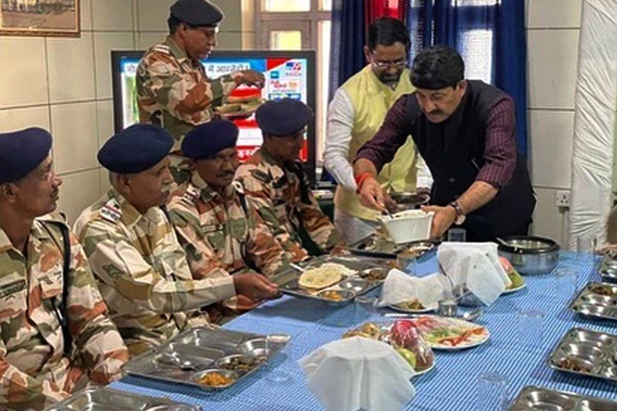 manoj-tiwari-and-nirhua-reached-leh-on-the-occasion-of-independence-day-served-food-to-the-soldiers.jpg
