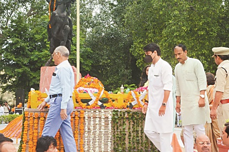 Jyotiraditya Scindia at tomb of Rani Laxmibai in Gwalior | रानी