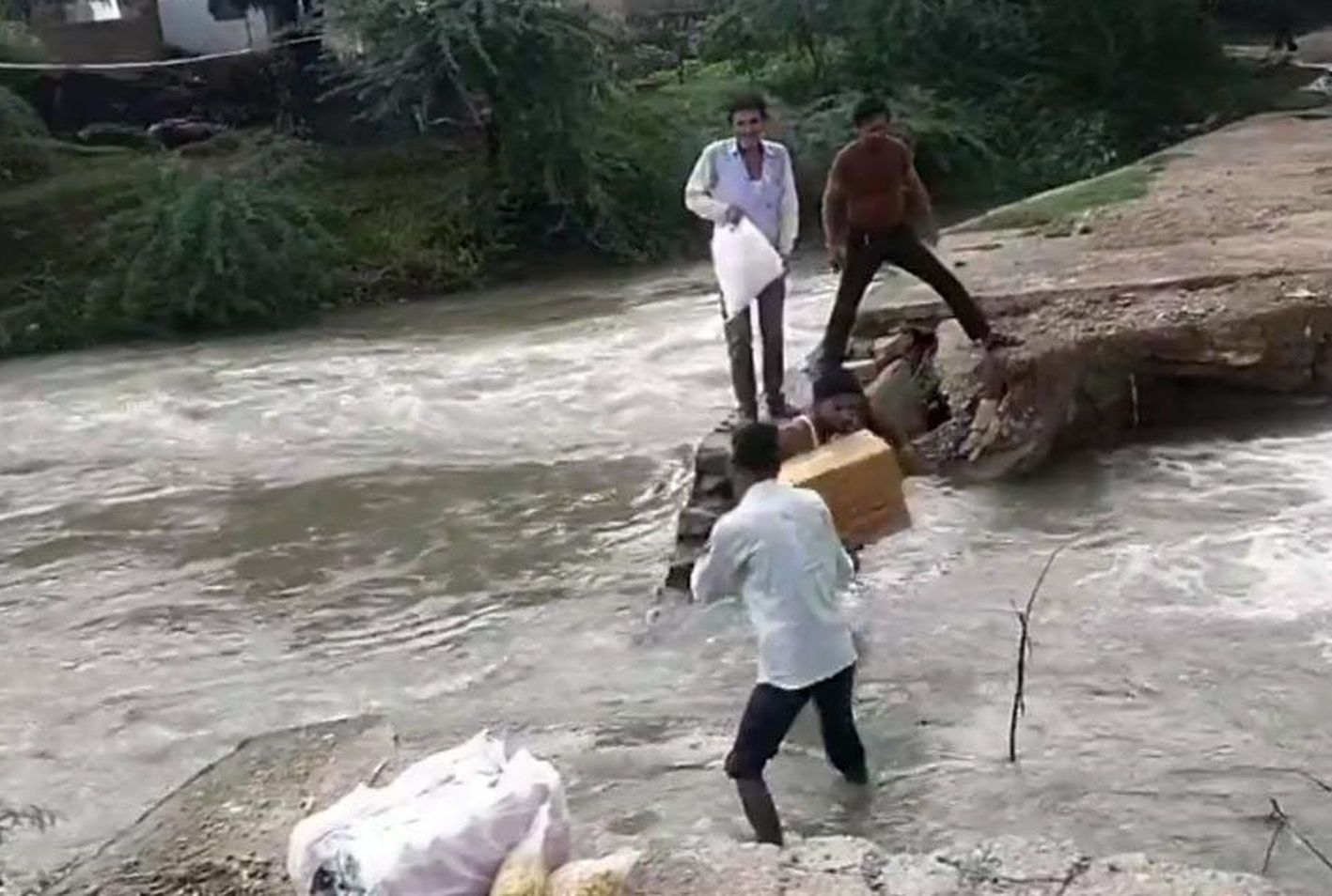 Bundi culvert news: पानी से बही पुलिया, ग्रामीणों को हो रही परेशानी