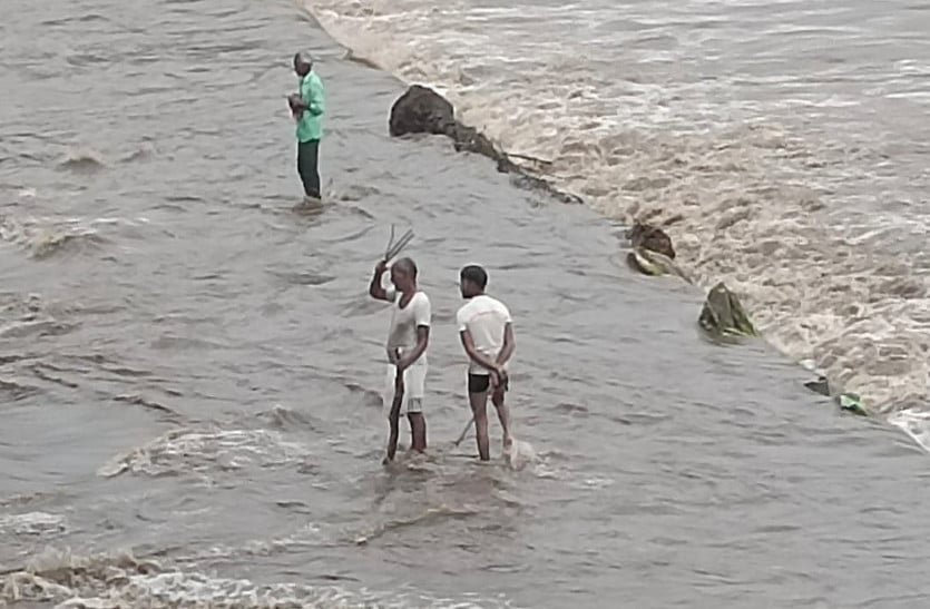 राजस्थान में भारी बारिश: उफान पर नदी, जान जोखिम में डाल रहे लोग