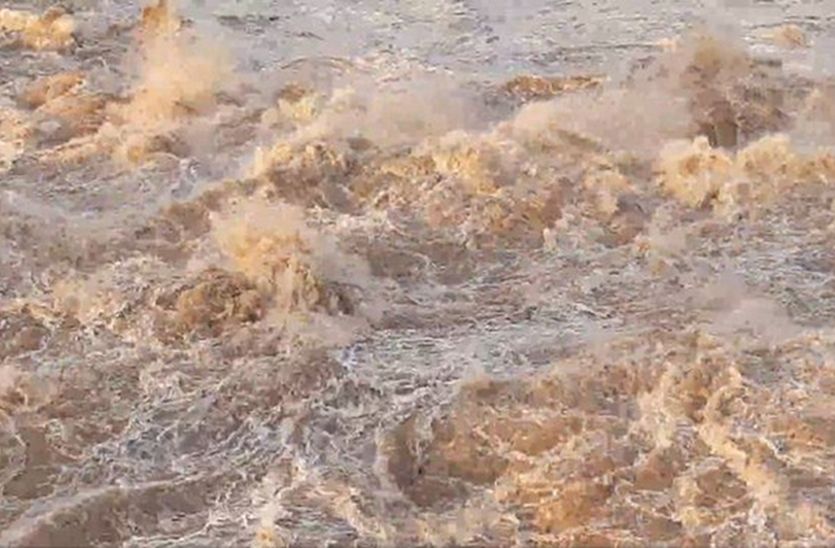 Video: कोटा बैराज के 13 गेट खोलकर 1.70 लाख क्यूसेक पानी की निकाली, निचले इलाकों में अलर्ट जारी