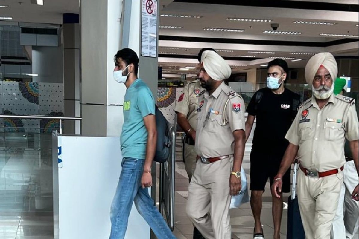 Punjab Bomb Scare: अमृतसर में SI की गाड़ी में बम लगाने वाले दो आरोपी दिल्ली से गिरफ्तार, कनाडा भागने की फिराक में थे