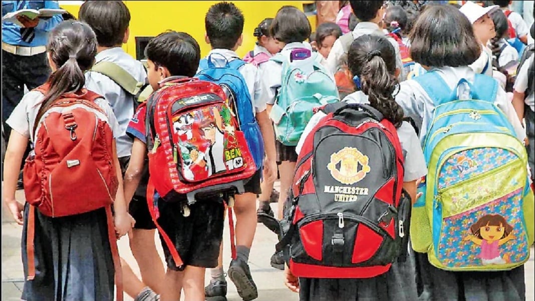 Heavy school bag : बच्चों को बस्ते का वजन कर रहा बीमार, स्कूल कमाई में जुटे, सरकारें लाचार!