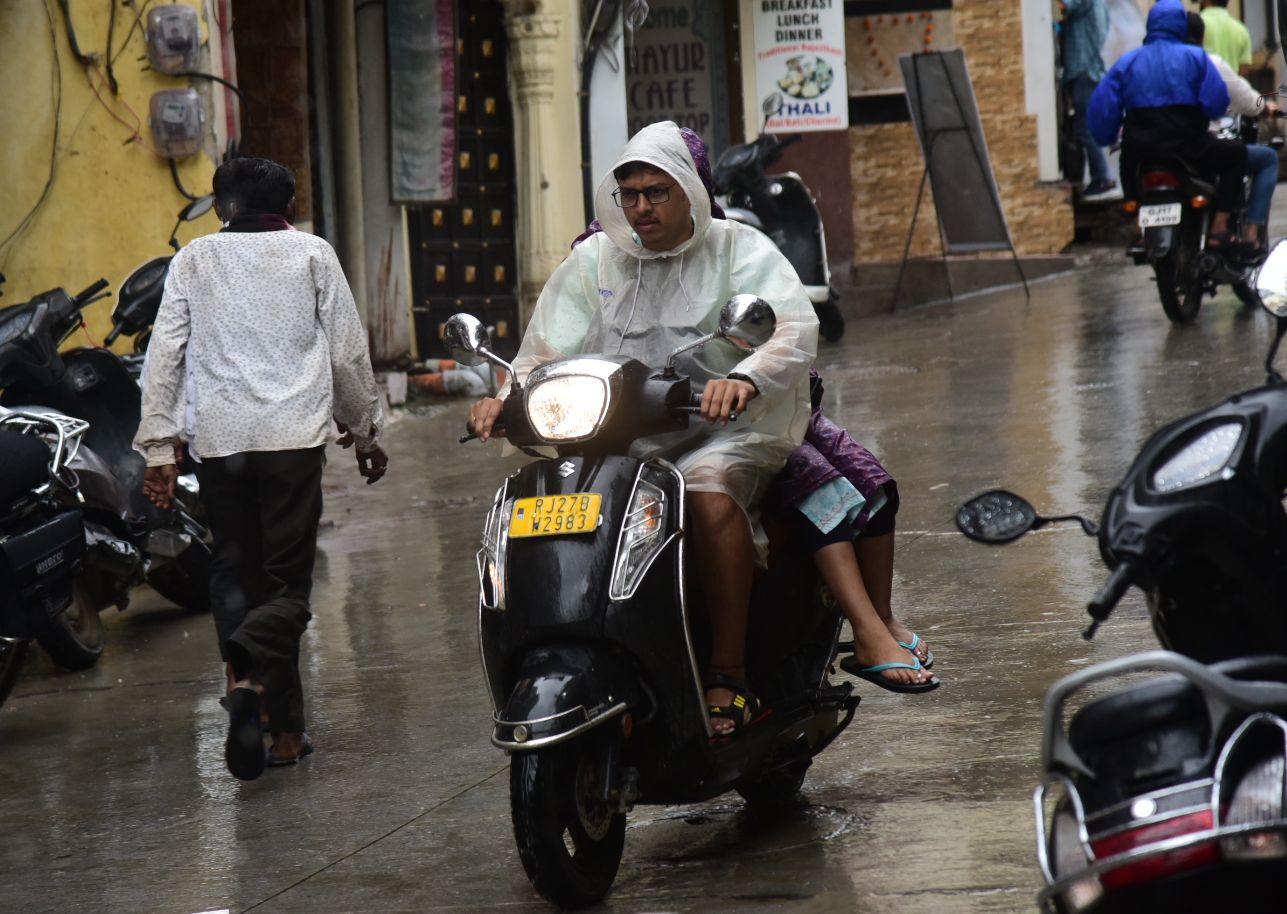 video... उदयपुर में सुबह से शाम तक रिमझिम बारिश हुई