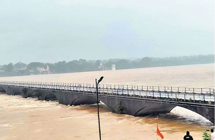 flood in mp: खतरे के निशाने पर नर्मदा नदी, टूट सकता है ब्रिज, 30 लोग बाढ़ में फंसे