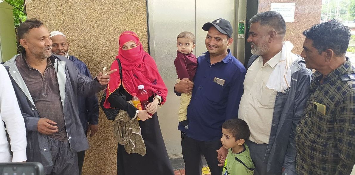 रेलवे की लिफ्ट में दो घंटे फसें रहे पति-पत्नी और दो बच्चे
