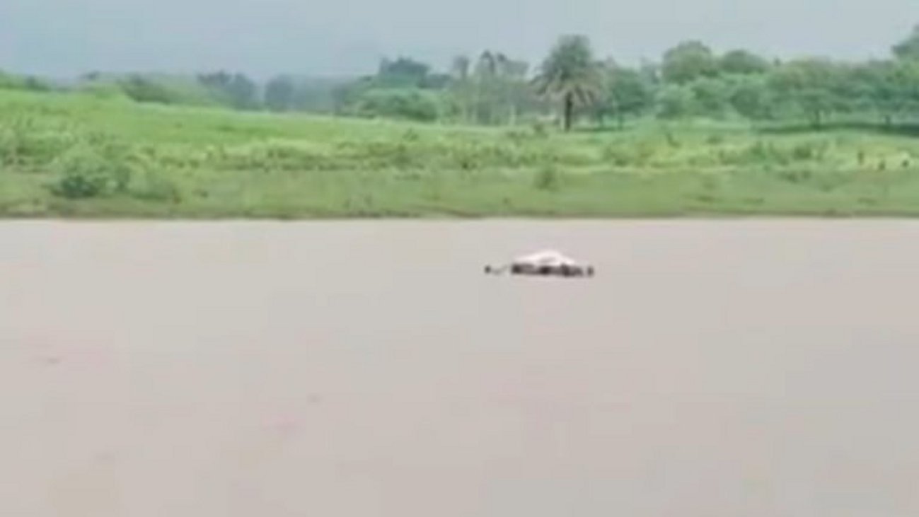 tied dead body with tube and crossed flooded river in mp