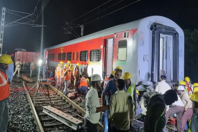 भीषण रेल हादसा: ट्रेन के मालगाड़ी को टक्कर मारने से 50 यात्री घायल, 3 डिब्बे पटरी से उतरे