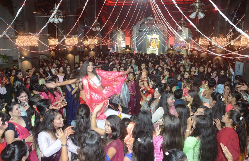 VIDEO STORY : हल छठ पर गोपाल मंदिर में महिलाओं ने किया नृत्य