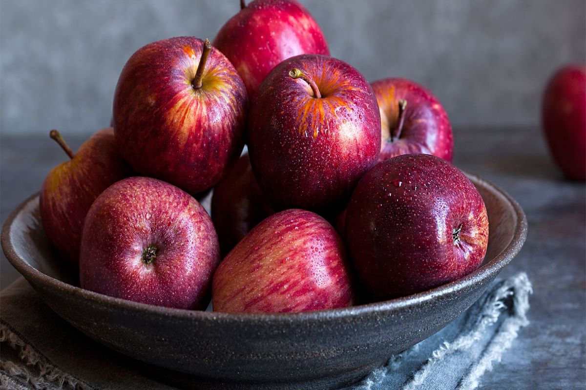 Health Tips: सेब खाने के बाद भूलकर भी न करें इन चीजों का सेवन, फायदे की जगह सेहत को हो सकता है नुकसान