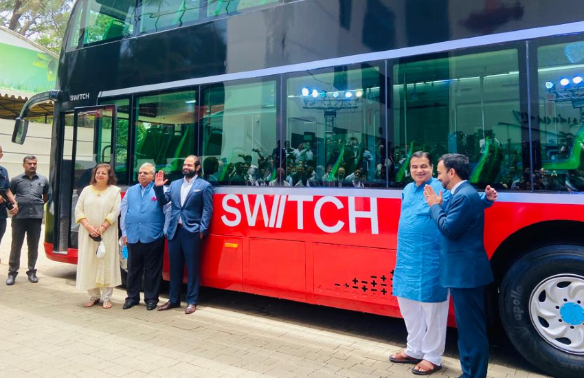 नितिन गडकरी ने मुंबई में लॉन्च की देश की पहली डबल-डेकर इलेक्ट्रिक बस, महज 3 घंटे में होगी चार्ज और चलेगी 250km