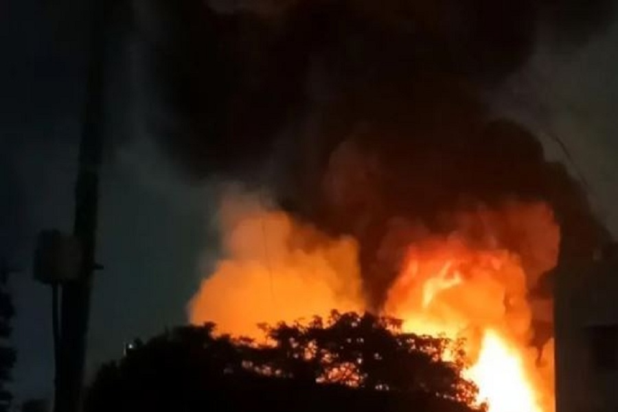 WATCH: चेन्नई में तेल कंपनी में लगी भीषण आग, ऊंची लपटों को काबू करने में छूटे पसीने