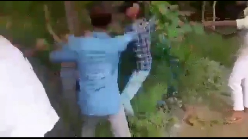 नाबालिग छात्र को दबंगों ने बेरहमी से पीटा खुद बनाकर वीडियो किया वायरल, पुलिस ने चार लोगों को किया गिरफ्तार, वीडियो देख आएगी तरस