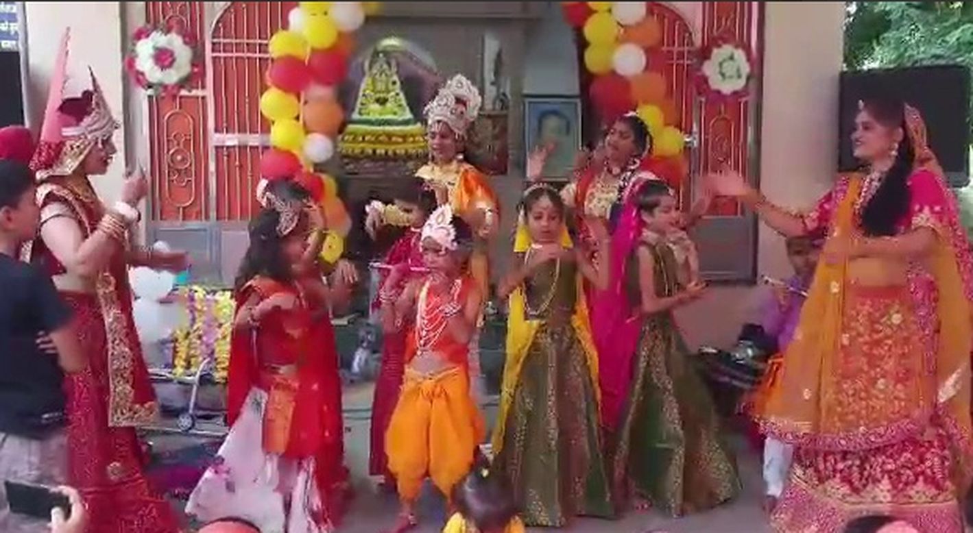 #srikrishnajanmastami: कृष्ण जन्माष्टमी पर भजनों पर किया नृत्य-video