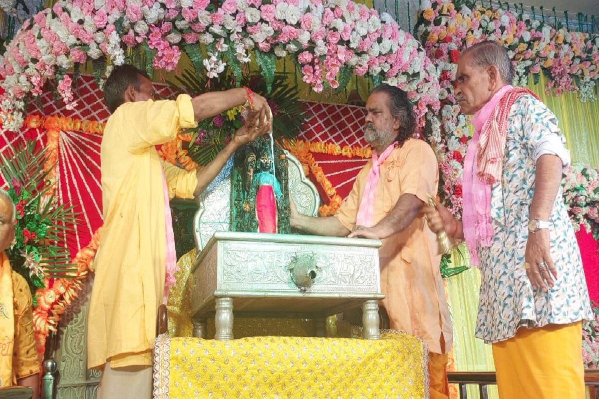 Mathura: केशव देव मंदिर में धूमधाम से मनाया गया जन्माष्टमी का पर्व