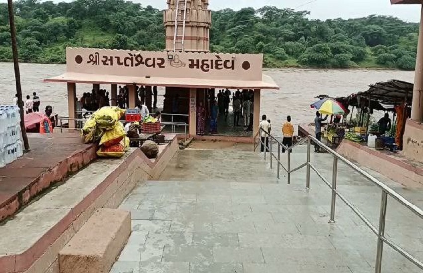 Gujarat Heavy Rain Video : इन जगहों पर भारी बारिश से नदी-नालों में आया उफान