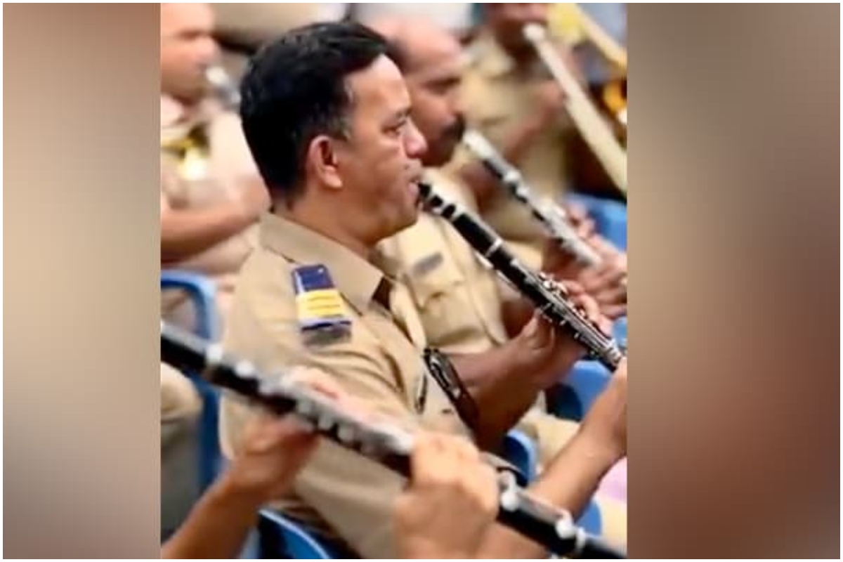 जन्माष्टमी के अवसर पर मुंबई पुलिस के बैंड ने किया शानदार प्रदर्शन, 'मच गया शोर' की धुन बजाकर जीत लिया सभी का दिल