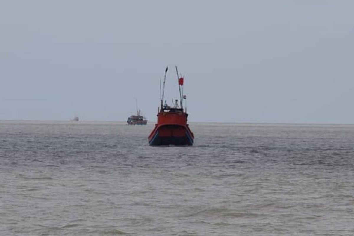West Bengal News: बंगाल की खाड़ी में डूबा ट्रॉलर, 18 मछुआरे लापता