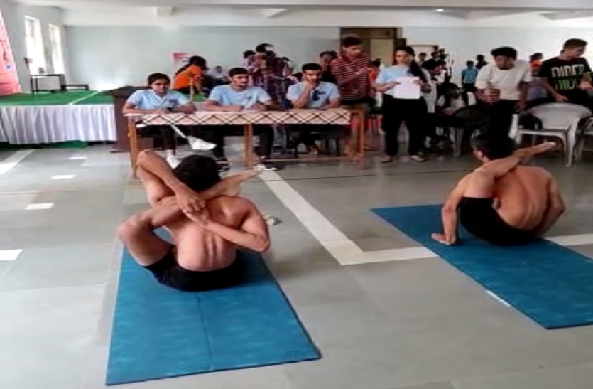 VIDEO - जयपुर में योगा प्रतियोगिता में ऐसे प्रतिभा दिखा रहे प्रतियोगी...