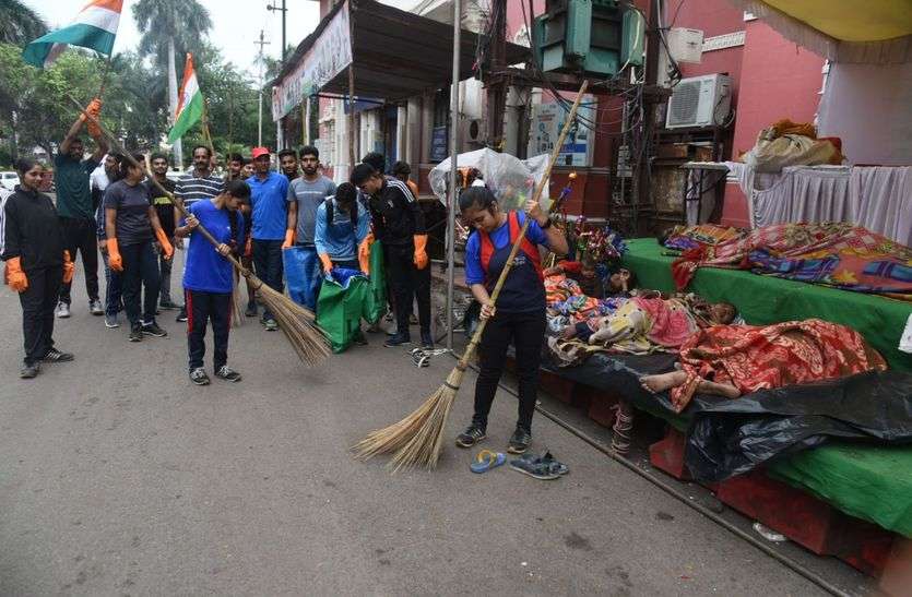 Indore News : लगा कचरे का ढेर...मंत्री ने की सफाई
