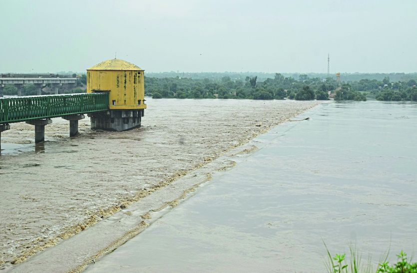 Chambal, submerged old bridge, moving towards the highest water level