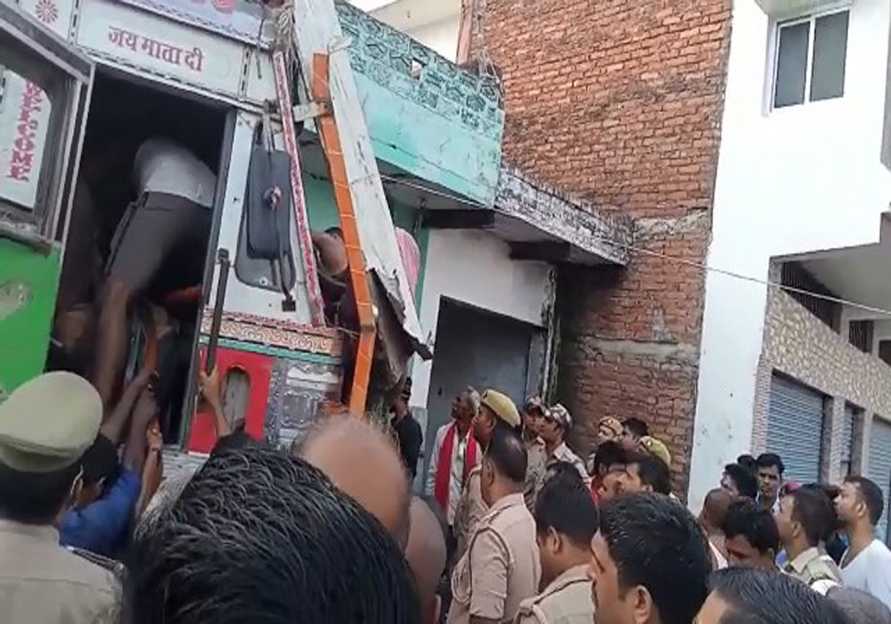 दुर्घटना के बाद राहत कार्य में जुटे लोग