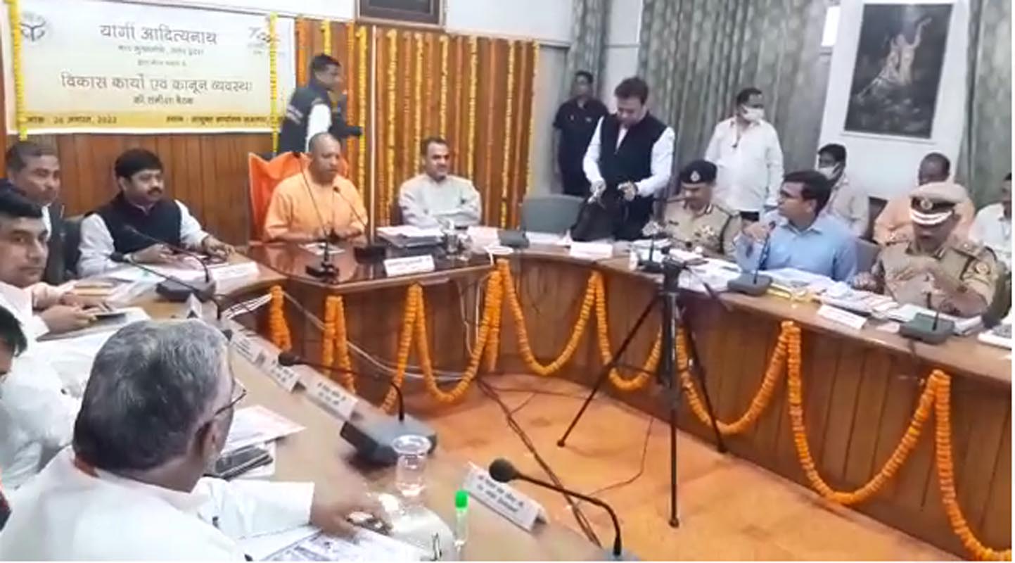 Chief Minister Yogi Adityanath held a review meeting Meerut division strict  orders to stop cow slaughter | CM Yogi in Meerut : गोकशी पर सख्ती के आदेश,  अपराधियों माफियाओं को सीएम योगी