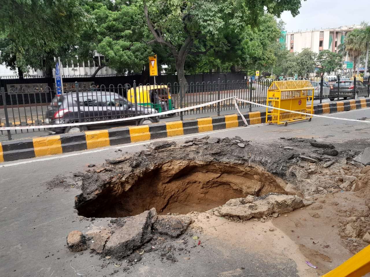 Delhi: संसद भवन से एक किलोमीटर की दूरी पर मौजूद अशोक रोड की सड़क धंसी, जानिए क्या है कारण?